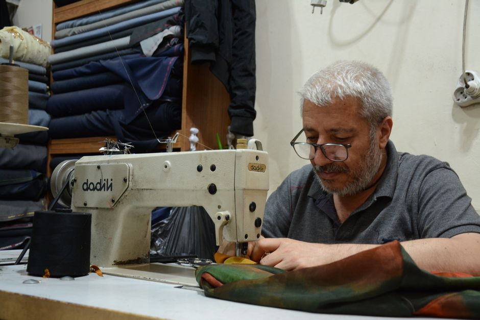Krojačica za šivaćim strojem u radionici